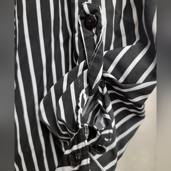 Pinstripe button down B&W - Picture 4 of 5